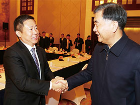 十九屆中央政治局常委，第十三屆全國(guó)政協(xié)主席汪洋與周海江握手合影