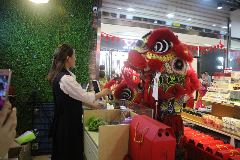 廣州小資生活 小資生活旗艦店 醒獅采青 助興開(kāi)市 化妝品加盟